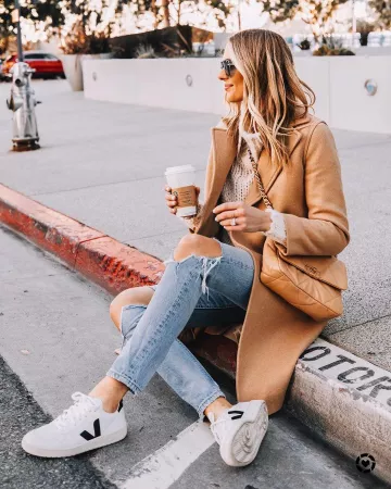 Sneak­ers White of Amy Jackson on the Instagram account @fashion_jackson