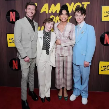 El blazer blanco del traje de Sophia Lillis en la cuenta de Instagram de @sophialillis