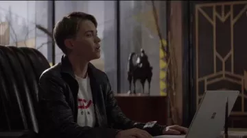 Camiseta White & Red Japan Tour usada por Kate Kane (Ruby Rose) en Batwoman Temporada 1 Episodio 14