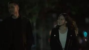 Cravate blanche Front Haut, porté par Lucy Chen (Melissa O'Neil) dans La première Saison 2 Épisode 13