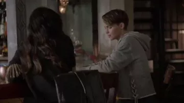 Sudadera con capucha gris usada por Kate Kane (Ruby Rose) en Batwoman Temporada 1 Episodio 14