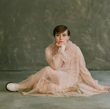 Colgantes de diamantes de Sophia Lillis en la cuenta de Instagram de @sophialillis