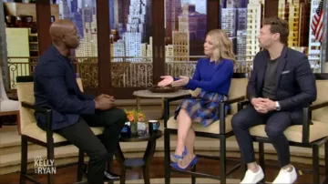 Suéter Halógeno® Crewneck Merino Wool Blend usado por Kelly Ripa en VIVO con Kelly y Ryan 9 de marzo de 2020