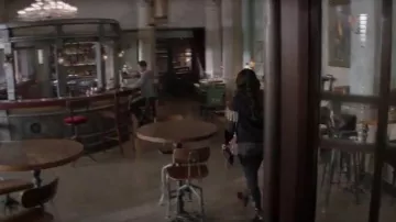 Matelassé Sac à bandoulière porté par Mary Hamilton (Nicole Kang) dans Batwoman Saison 1 Épisode 14