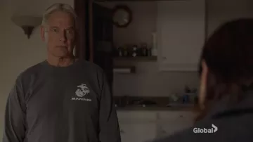 Camiseta de manga larga marines Grey usada por Leroy Jethro Gibbs (Mark Harmon) como se ve en NCIS (S17E09)