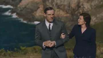 El traje con camisa a rayas horizontales usado por Charles de Gaulle (Lambert Wilson) en la película De Gaulle