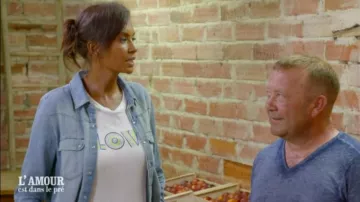 La chemise en denim surpiqûres contrastantes de Karine Le Marchand dans L'amour est dans le pré le 09.03.2020