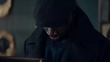 Sudadera azul con cremallera de Arsène Lupin (Omar Sy) en Arsene Lupin (Temporada 1 Episodio 1)