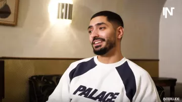 Le sweat blanc et bleu PALACE de Sneazzy dans la vidéo Sneazzy face à lui-même : 1995, l'article Konbini, l'échec de "SUPER", Rap Contenders...