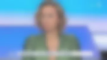 La robe Ray longue droite fluide satinée kaki de Caroline Roux dans C dans l'air le 10.03.2020