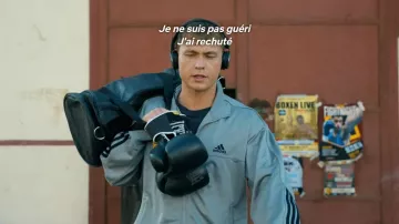 La chaqueta gris adidas de Ossi (Dennis Mojen) en Isi & Ossi