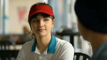 La gorra roja de Isi (Lisa Vicari) en Isi & Ossi