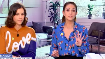 Camisa crepé de seda de Caroline Muñoz con motivos florales en William al mediodía del 10.03.2020