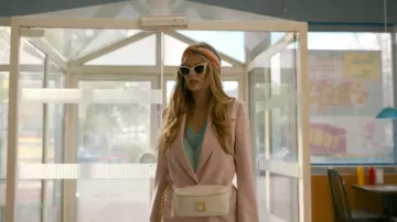 Le bleu de la dentelle haut de Camilla Victoria Maria Patricia Mercedes Sissi Marion Phillipp Béatrice Abelina Andresen (Zoë Straub) Isi & Ossi