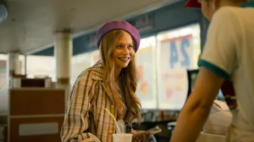 Le violet béret de Camilla Victoria Maria Patricia Mercedes Sissi Marion Phillipp Béatrice Abelina Andresen (Zoë Straub) Isi & Ossi