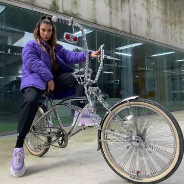 La doudoune violette Schott portée par Chilla sur son compte Instagram @chillaofficiel 