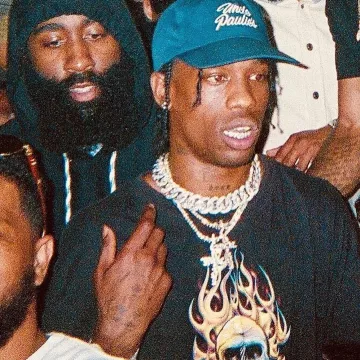 La camiseta de calavera usada por Travis Scott en una publicación de Instagram