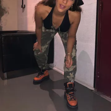 Les bottines oranges de chez The Art Company portées par Chilla  sur son compte Instagram @chillaofficiel 