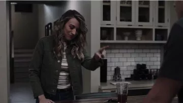 Côtelé rayé Chandail porté par Zoé (Natalie Zea) dans le 9-1-1: Lone Star Saison 1 Épisode 9