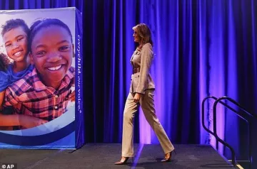Brooks Brothers Houndstooth Checked Pants worn by Melania Trump in National Pta Legislative Conference March 10, 2020