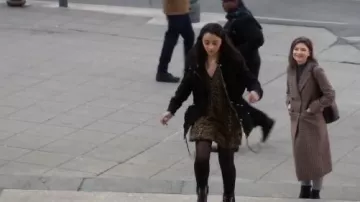 Vérifié Manteau porté par Taylor Rentzel (MacKenzie Meehan), dans Bull Saison 4 Épisode 16
