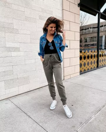 Sneakers White de Brighton Keller Butler en la cuenta de Instagram @brightonkeller