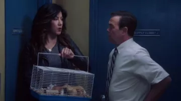Camiseta de leopardo gris usada por Rosa Díaz (Stephanie Beatriz) en Brooklyn Nine-Nine Temporada 7 Episodio 6
