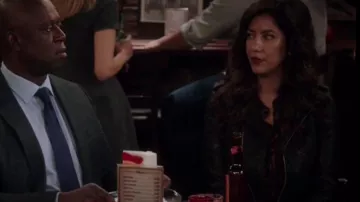 Perfecto en cuir porté par Rosa Diaz (Stephanie Beatriz) dans Brooklyn Nine-Nine Saison 7 Épisode 6