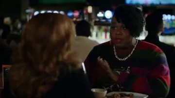 Suéter de jersey de rayas múltiple usado por Mo (Alex Newell) en la extraordinaria lista de reproducción de Zoey Temporada 1 Episodio 5