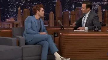 Vans White Checkered Sneakers usadas por KJ Apa en The Tonight Show Starring Jimmy Fallon 10 de marzo de 2020