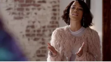 Chaqueta de plumas rosas usada por Tiana Brown (Serayah McNeill) en Empire Temporada 6 Episodio 12