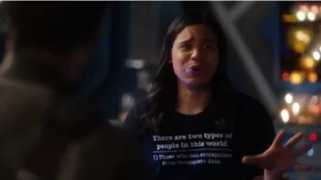 Impression en noir et blanc T-Shirt porté par Cisco Ramon (Carlos Valdes) dans le Flash de La Saison 6, Épisode 14