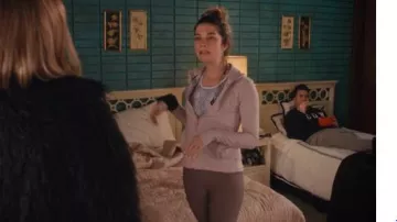 Veste rose porté par Alexis Rose (Annie Murphy) dans Schitt s Creek Saison 6 Épisode 10