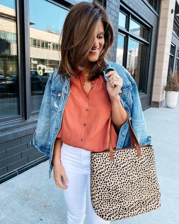 Camisa Drapey Central de Brighton Keller Butler en la cuenta de Instagram @brightonkeller