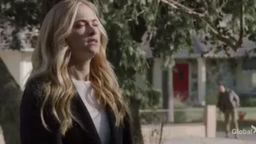 Abrigo negro usado por Ellie Bishop (Emily Wickersham) en NCIS Temporada 17 Episodio 17