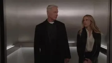 Blusa blanca usada por Ellie Bishop (Emily Wickersham) en NCIS Temporada 17 Episodio 17