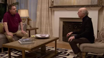 Lacoste violet short sleeve polo shirt porté par Jeff Greene (Jeff Garlin) en Freiner Votre Enthousiasme (S10E08)