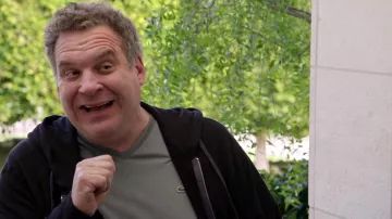 Lacoste col V vert t-shirt porté par Jeff Greene (Jeff Garlin) en Freiner Votre Enthousiasme (S10E08)