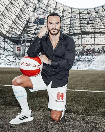 Les chaussettes de football de l'Olympique de Marseille portées par Benjamin Samat sur son compte Instagram @benji_samat