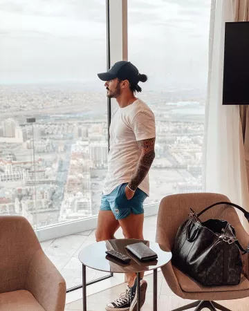 La paire de Converse noires portée par Benjamin Samat sur son compte Instagram @benji_samat