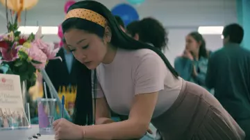 La falda púrpura de Lara Jean (Lana Condor) en To All the Boys: P.S. Todavía te amo