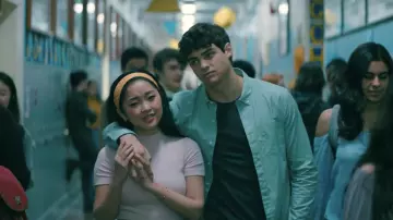 El top lila rosa de Lara Jean (Lana Condor) en To All the Boys: P.S. Todavía te amo