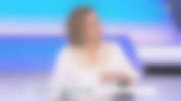 La chemise blanche courte en soie jacquard et dentelle de Caroline Roux dans C dans l'air le 11.03.2020