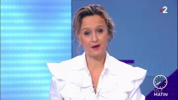 La chemise blanche femme Zadig&Voltaire en jean et à volants de Caroline Roux dans Télématin le 11.03.2020