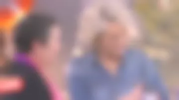 The denim shirt with shoulder pads of Sophie Davant in Case concluded the 11.03.2020