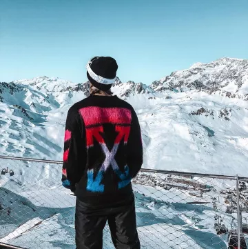 Le pull de ski Off White porté par Dylan Thiry sur son compte Instagram @dylanthiry