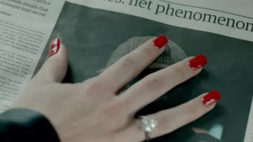 Anneau porté par Irene Adler (Lara Pulver) dans Sherlock (S02E01)