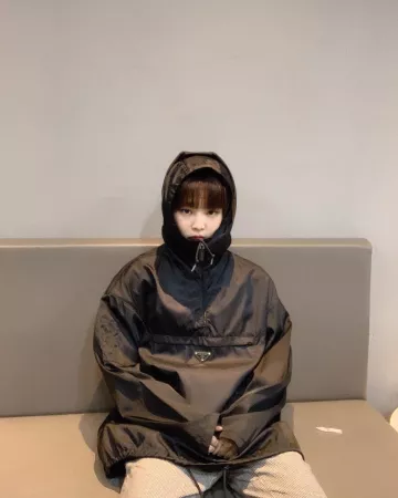 Chaqueta de nylon Gabardine Anorak de Jennie Kim en la cuenta de Instagram @jennierubyjane