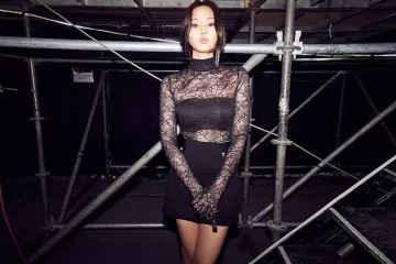 Falda negra de Jennie Kim en la cuenta de Instagram @jennierubyjane