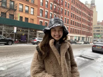 Penny Plaid Bucket Hat de Jennie Kim en la cuenta de Instagram @jennierubyjane